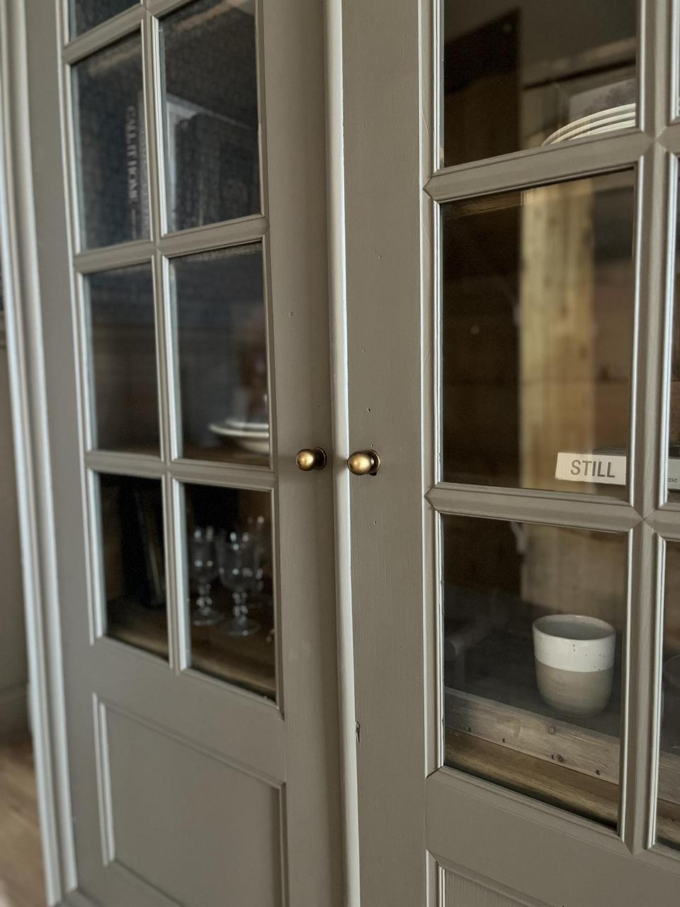 Grande vitrine en merisier kaki