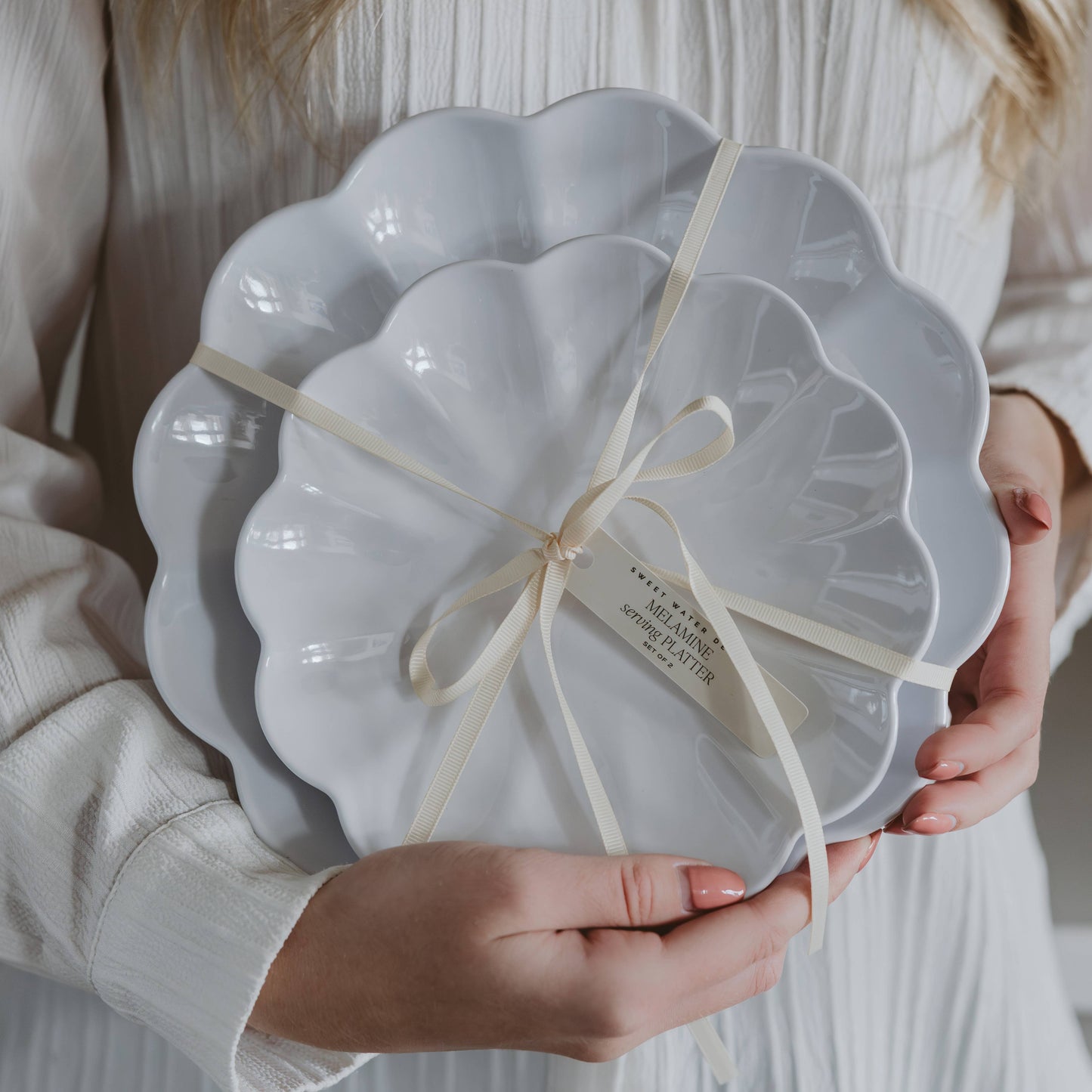 Ensemble de 2 plateaux de service blancs à bord festonné