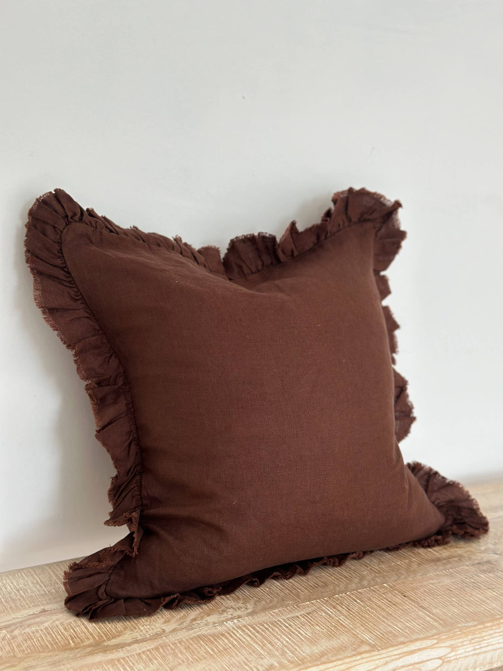 Housse de coussin en lin à volants 45x45 — Marron foncé