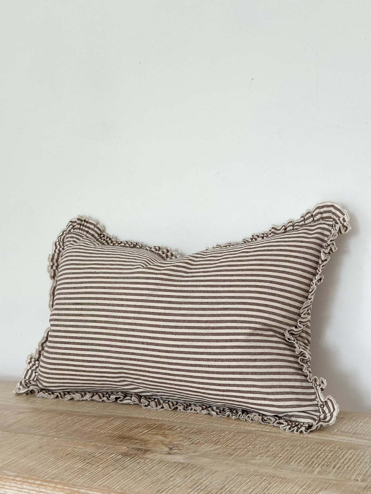 Coussin Ruffle en coton 50x30 — Rayure marron foncé