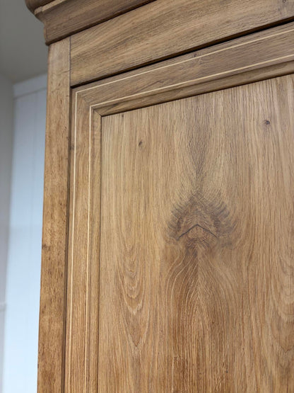 Armoire en chêne massif