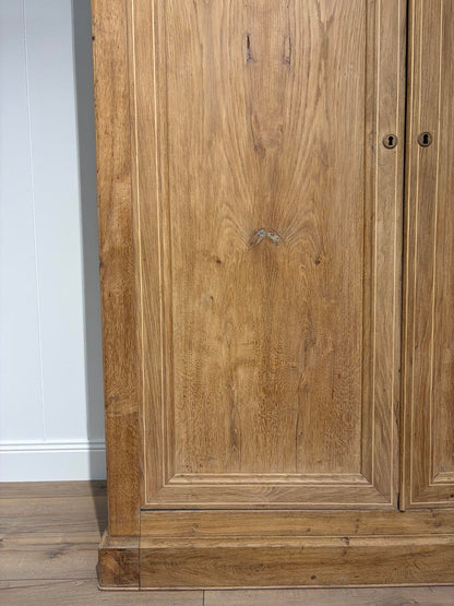 Armoire en chêne massif