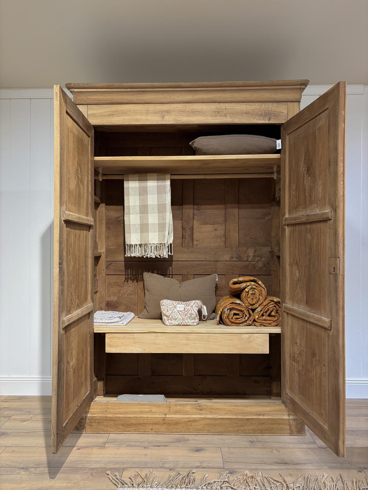 Armoire en chêne massif
