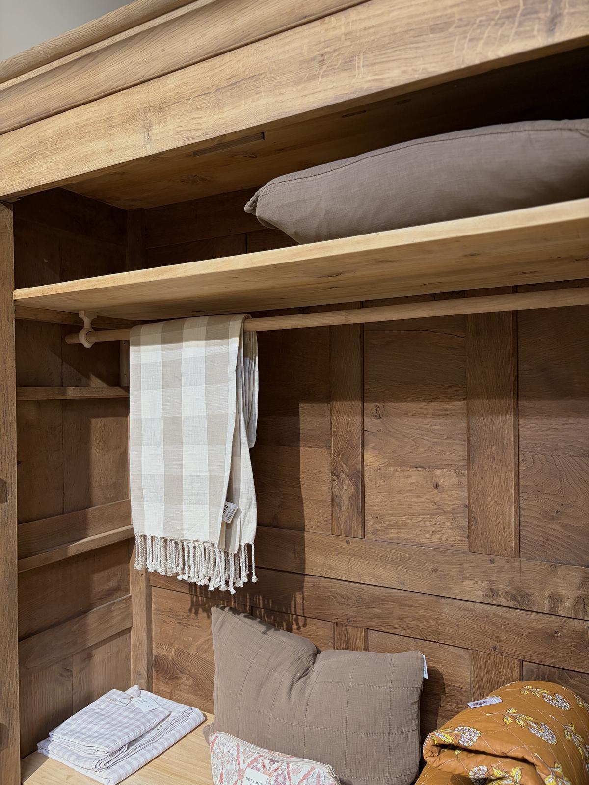 Armoire en chêne massif