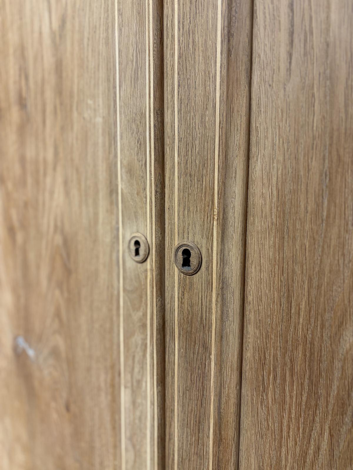 Armoire en chêne massif