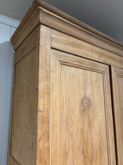 Armoire en chêne massif