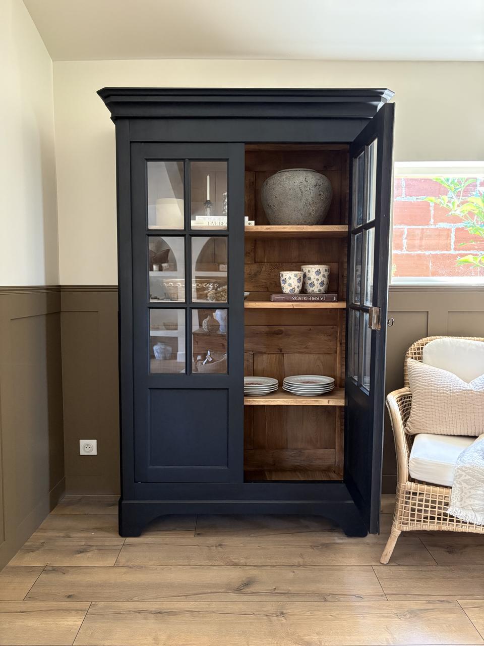 Vitrine en bois teintée noire