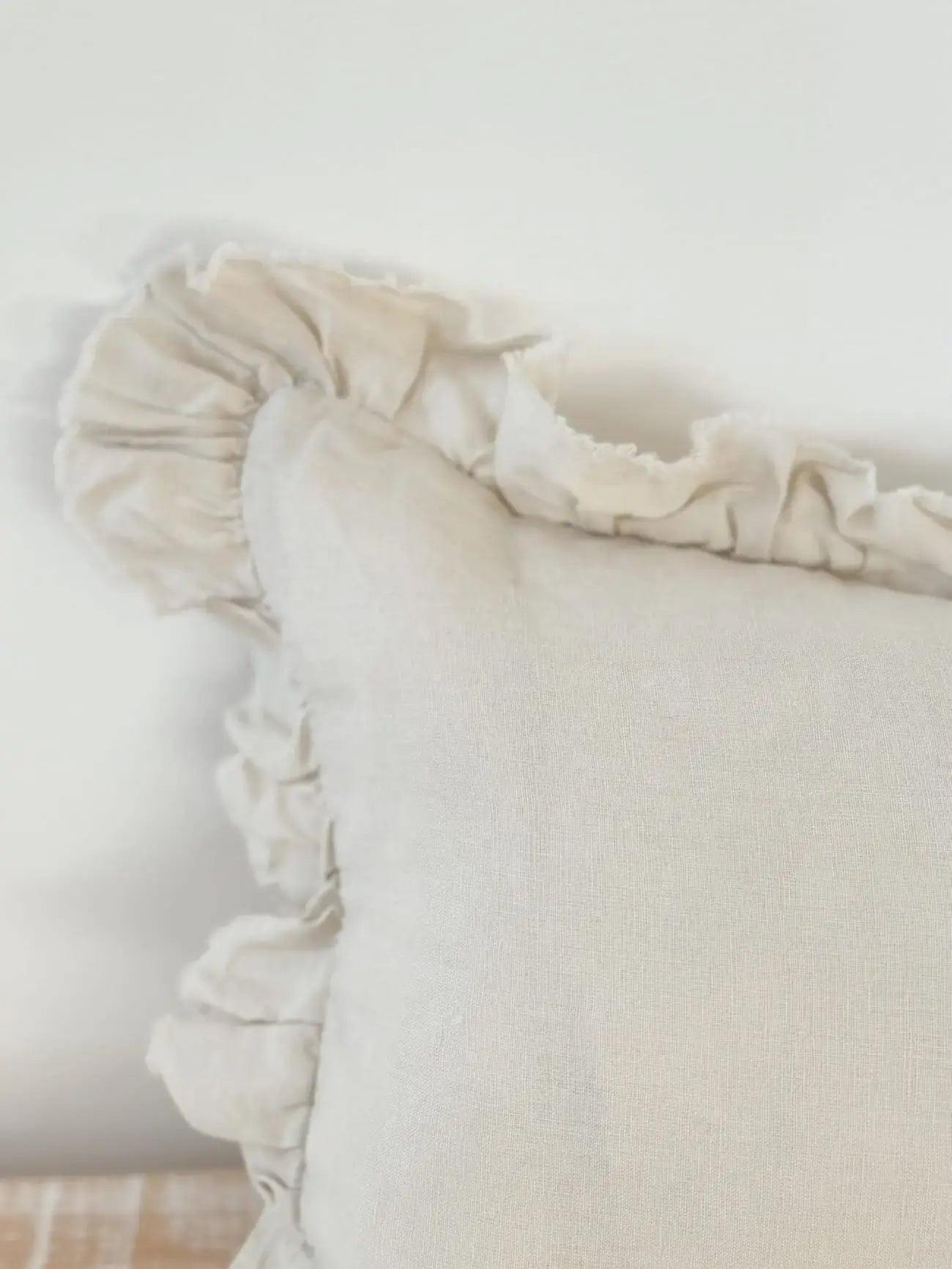 Housse de coussin en lin à volants – crème