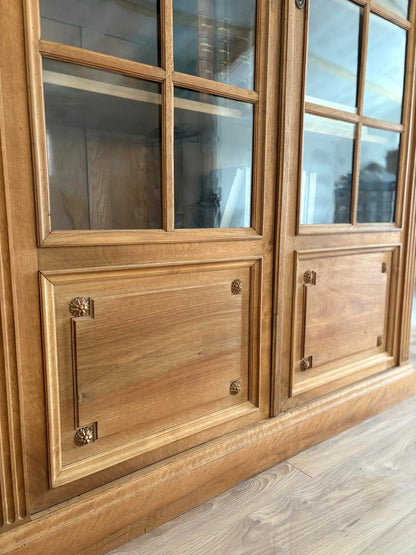 Grande vitrine en noyer et chêne massif