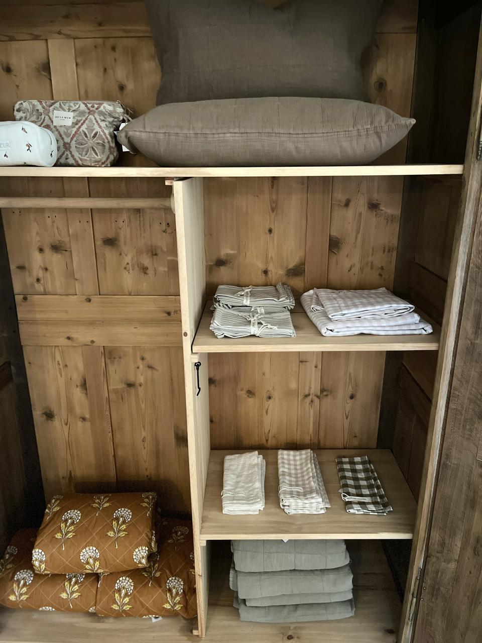 Armoire voûtée en chêne massif