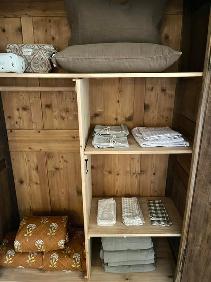 Armoire voûtée en chêne massif