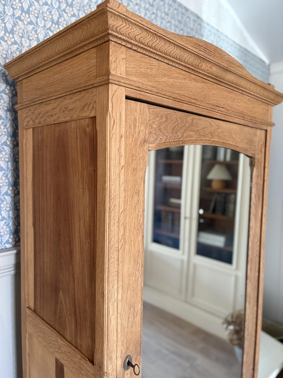 Armoire en chêne et miroir en mercure