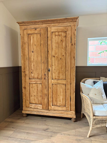 Armoire patinée en pin massif