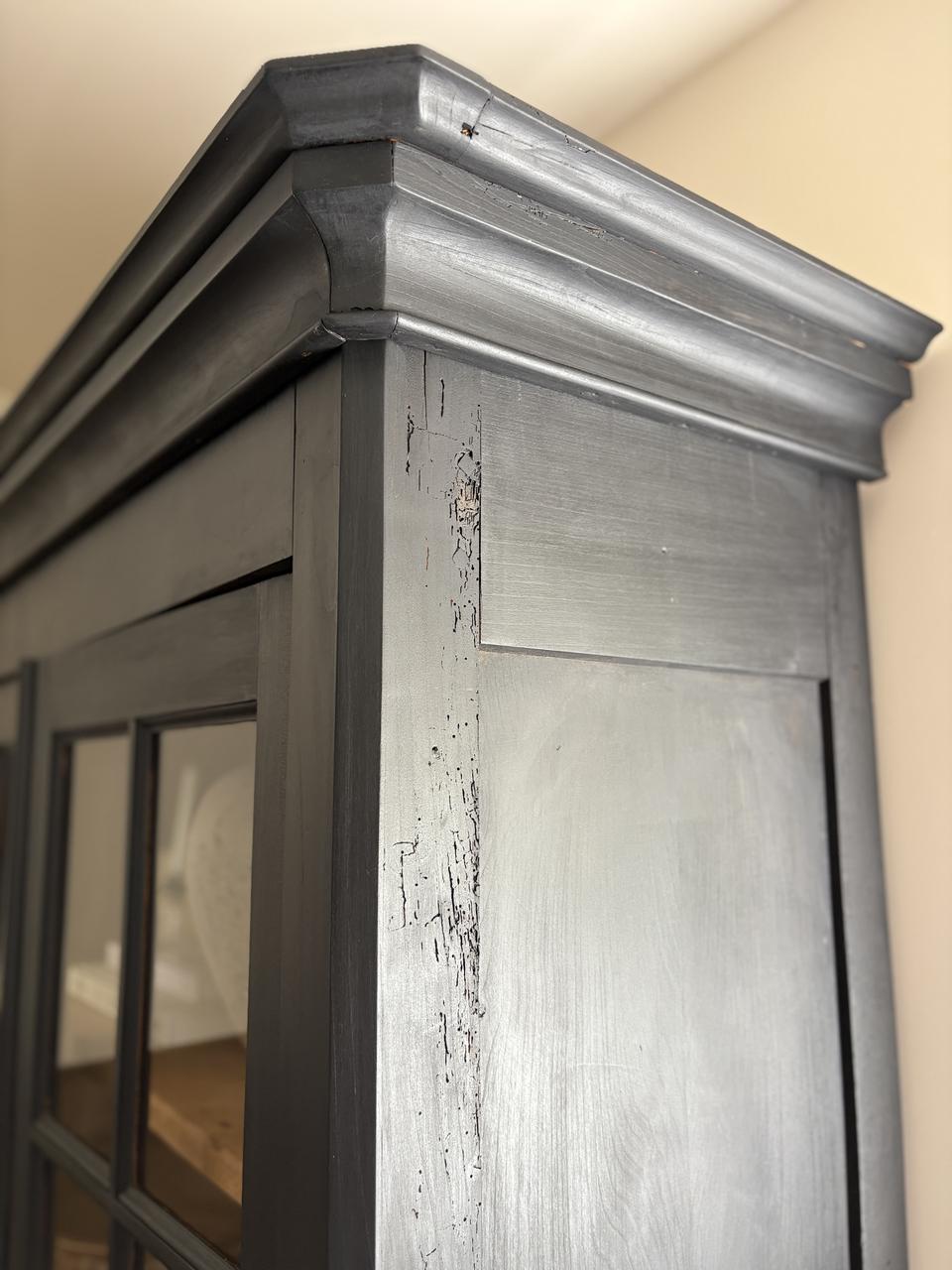 Vitrine en bois teintée noire