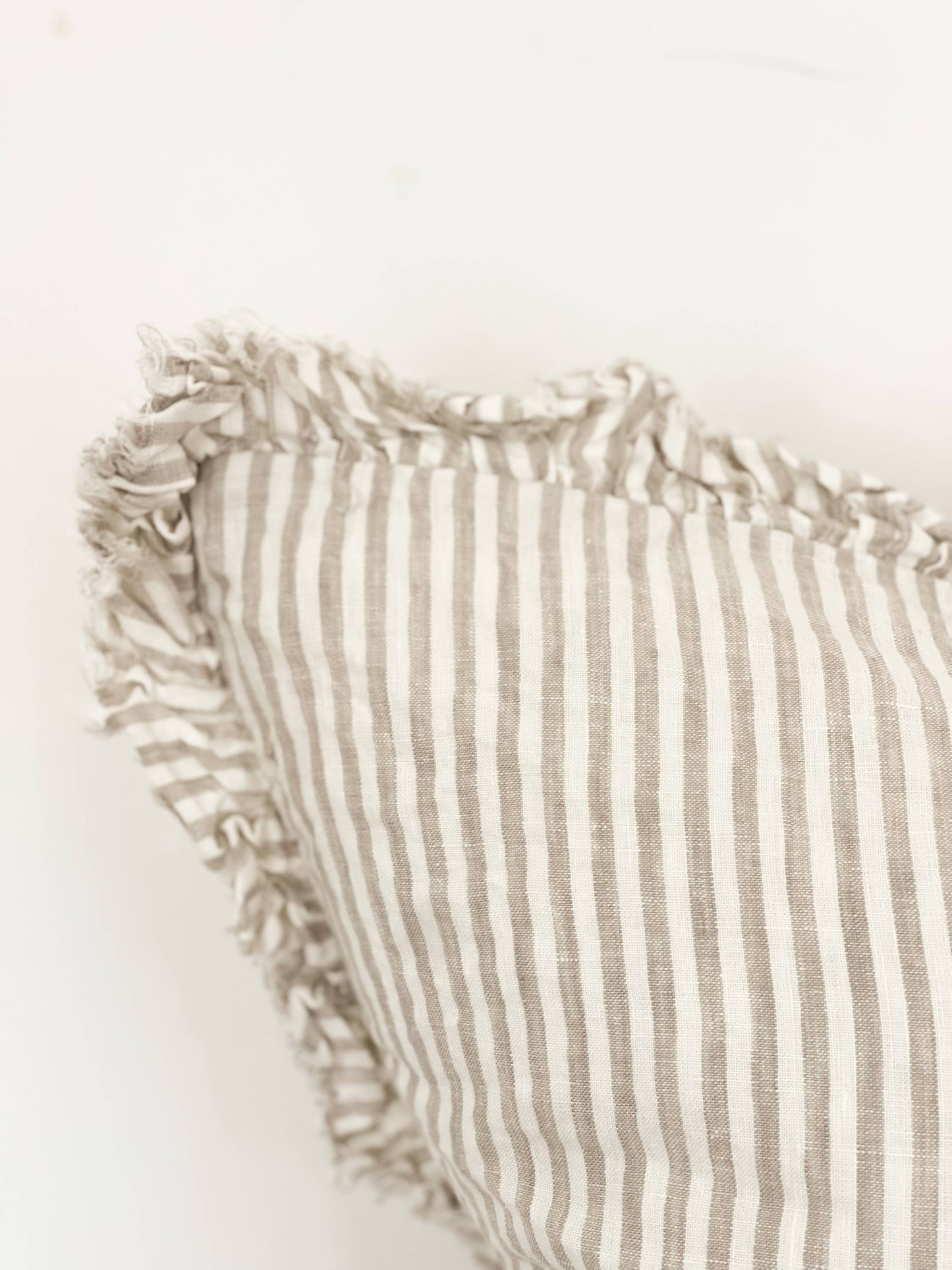 Housse de coussin en lin avec volants Rayures beige naturel - 45x45cm