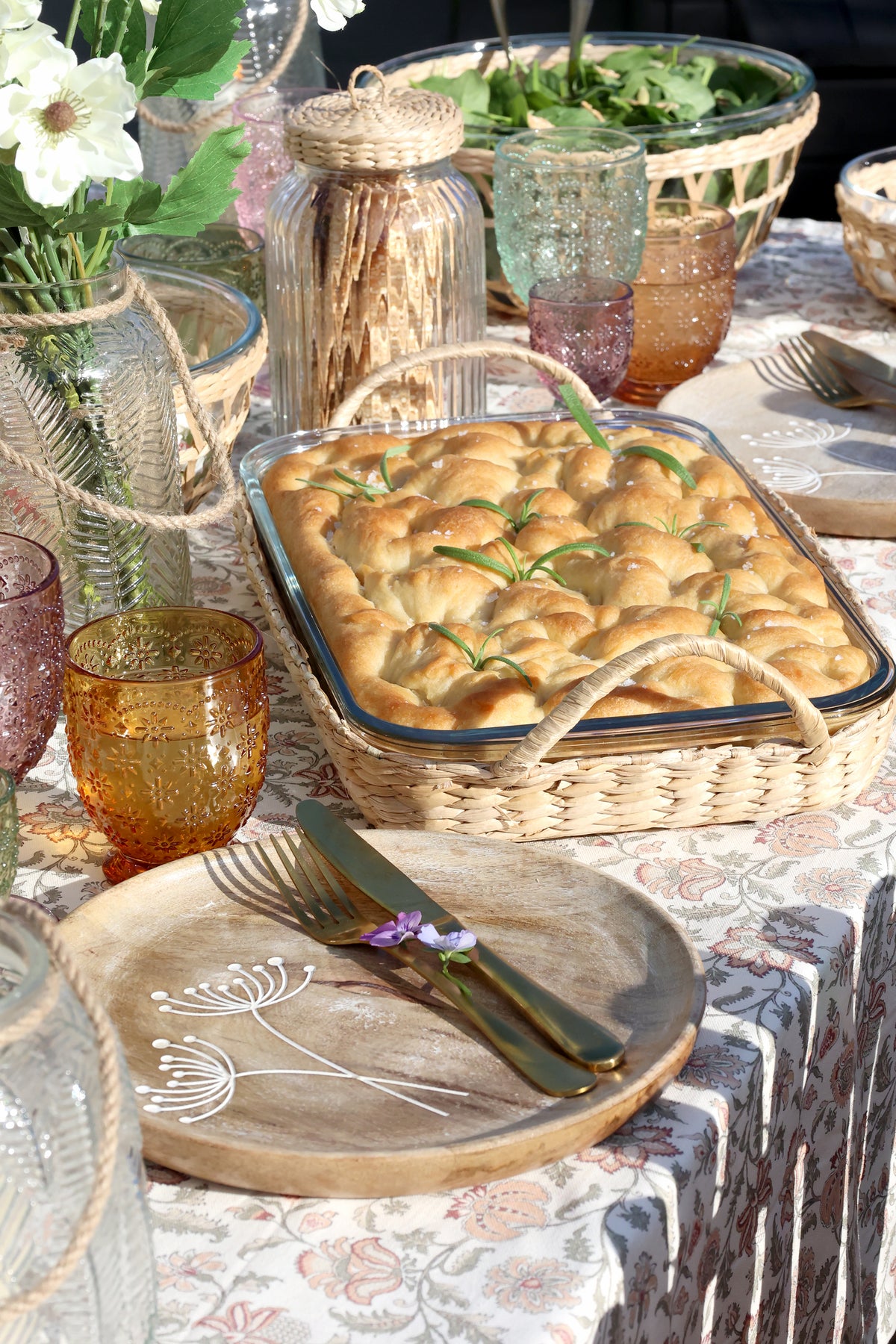 Plat avec panier en osier