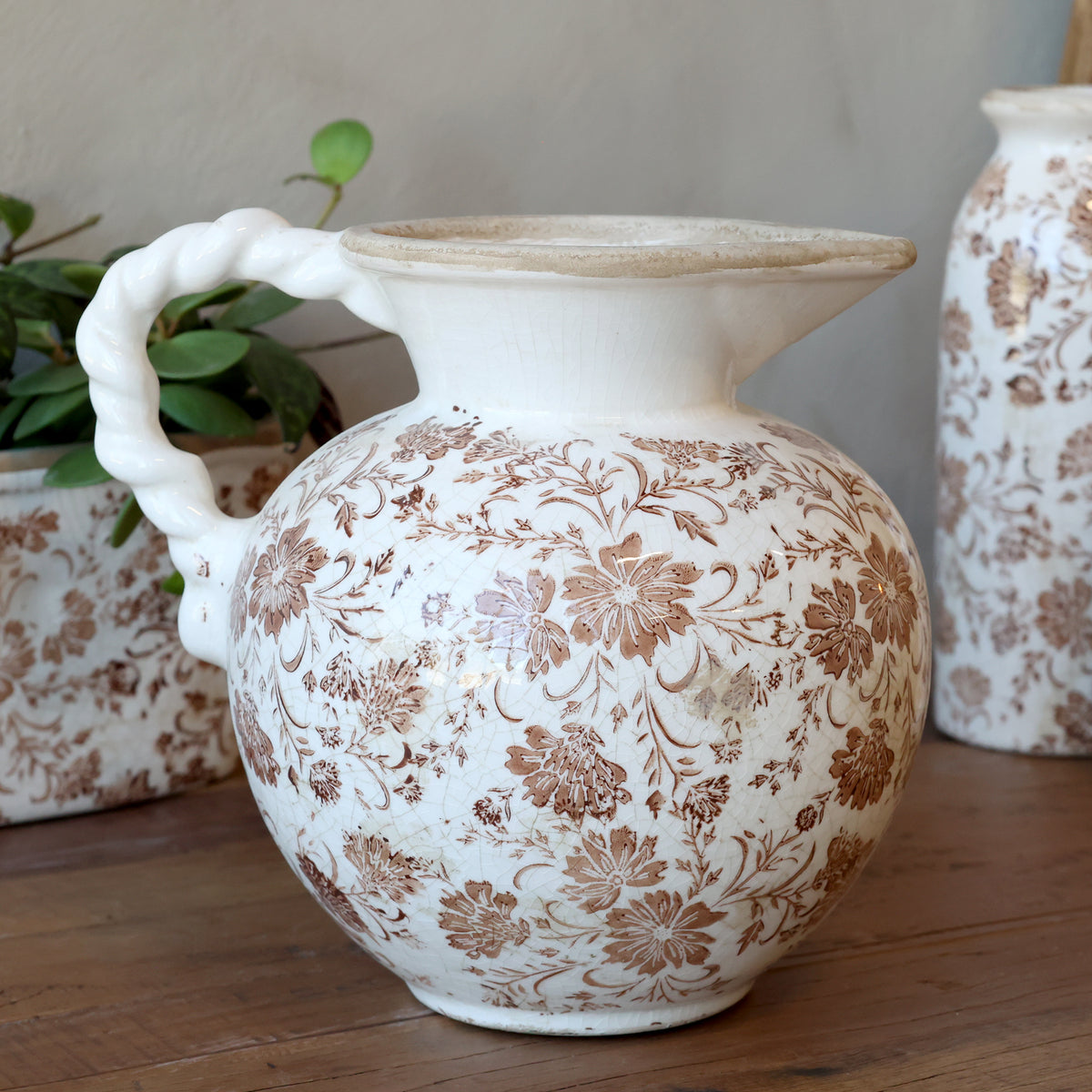 Pot à anse avec motif floral vintage