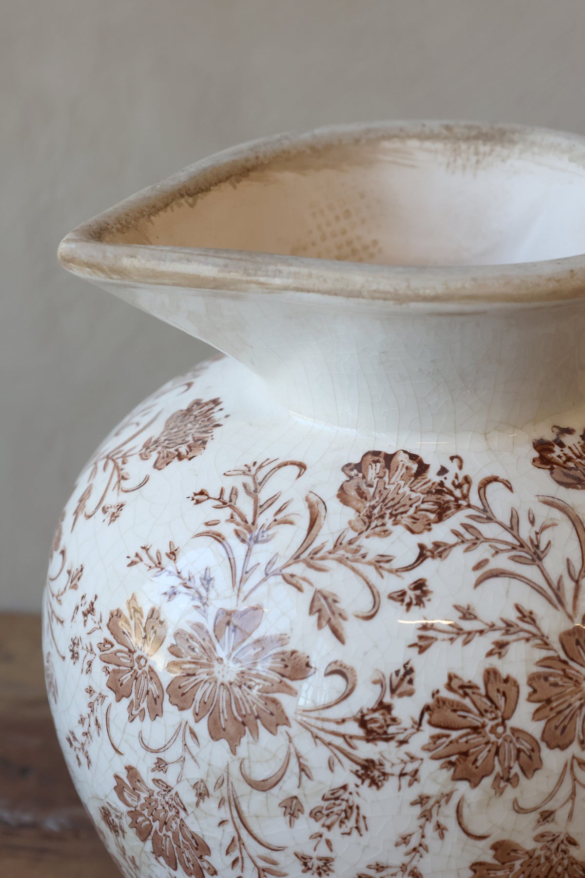 Pot à anse avec motif floral vintage