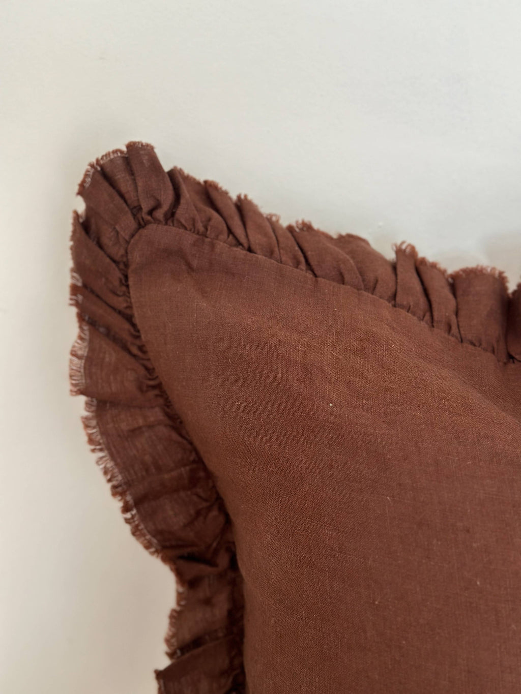 Housse de coussin en lin à volants 45x45 — Marron foncé