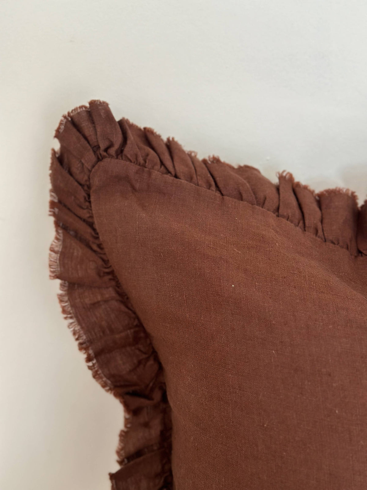 Coussin en lin à volants 45x45 cm — Marron foncé