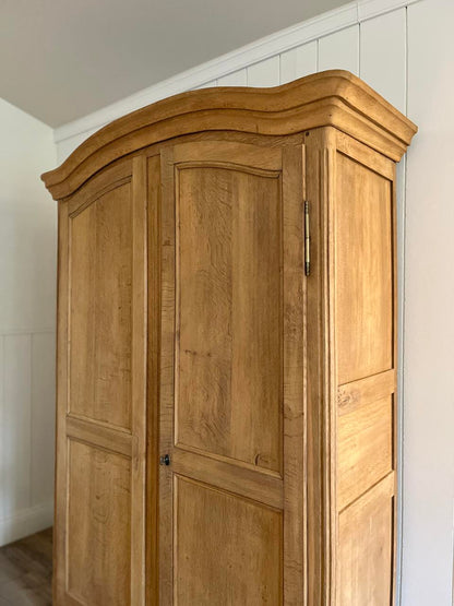 Armoire voûtée en chêne massif