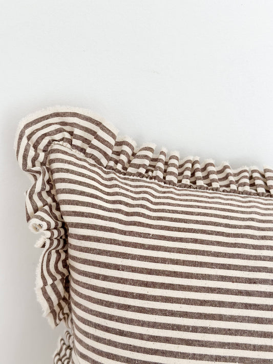 Coussin Ruffle en coton 50x30 — Rayure marron foncé