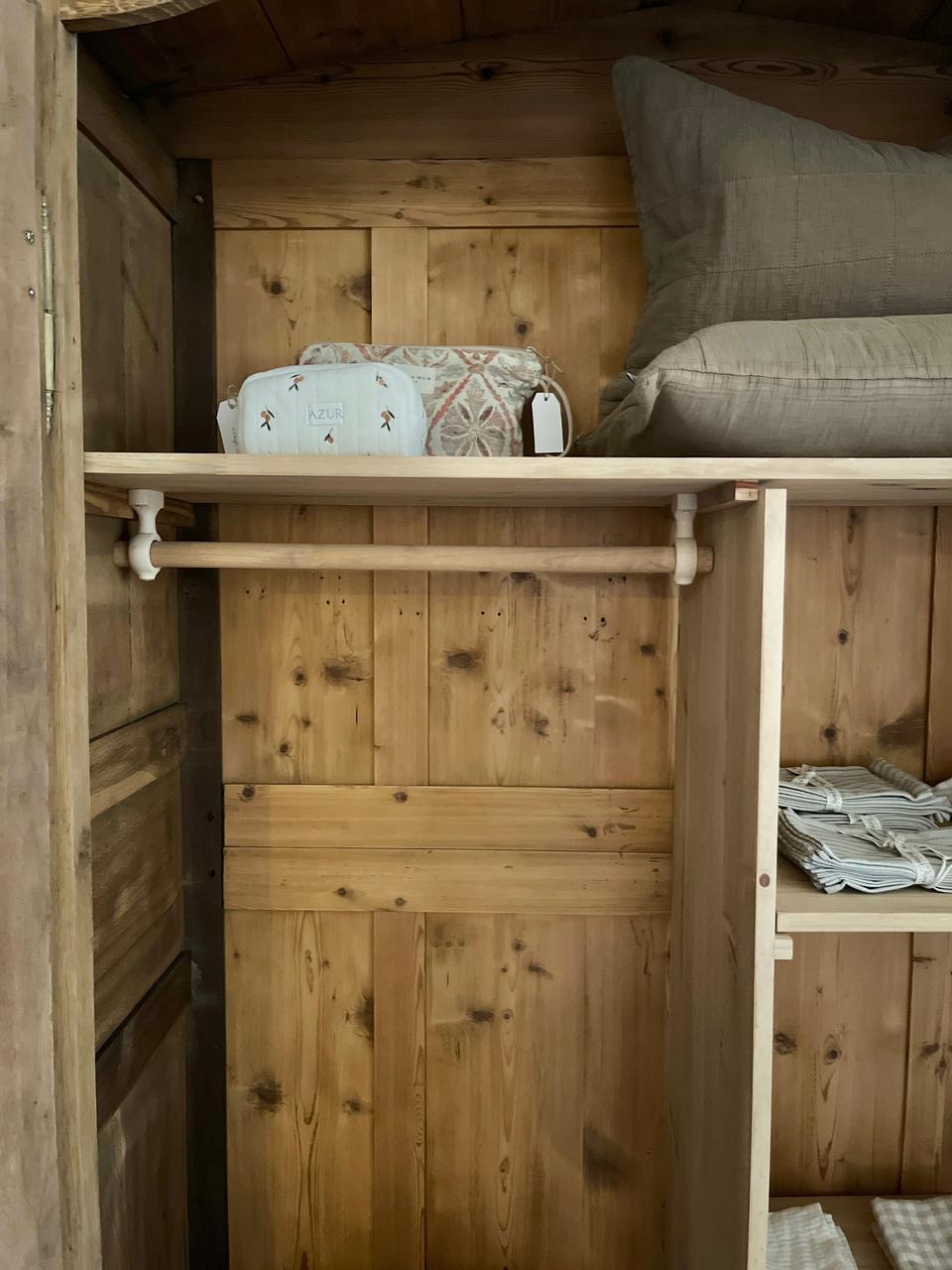 Armoire voûtée en chêne massif