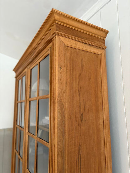 Grande vitrine en noyer et chêne massif