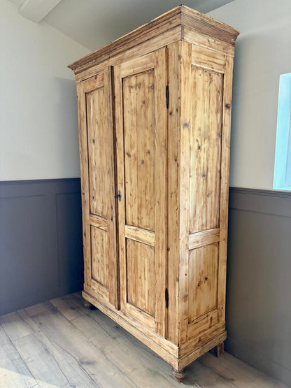 Armoire patinée en pin massif