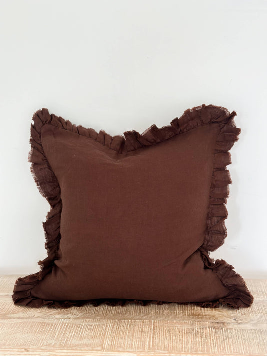 Housse de coussin en lin à volants — Marron foncé
