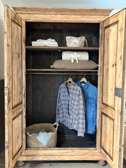 Armoire patinée en pin massif