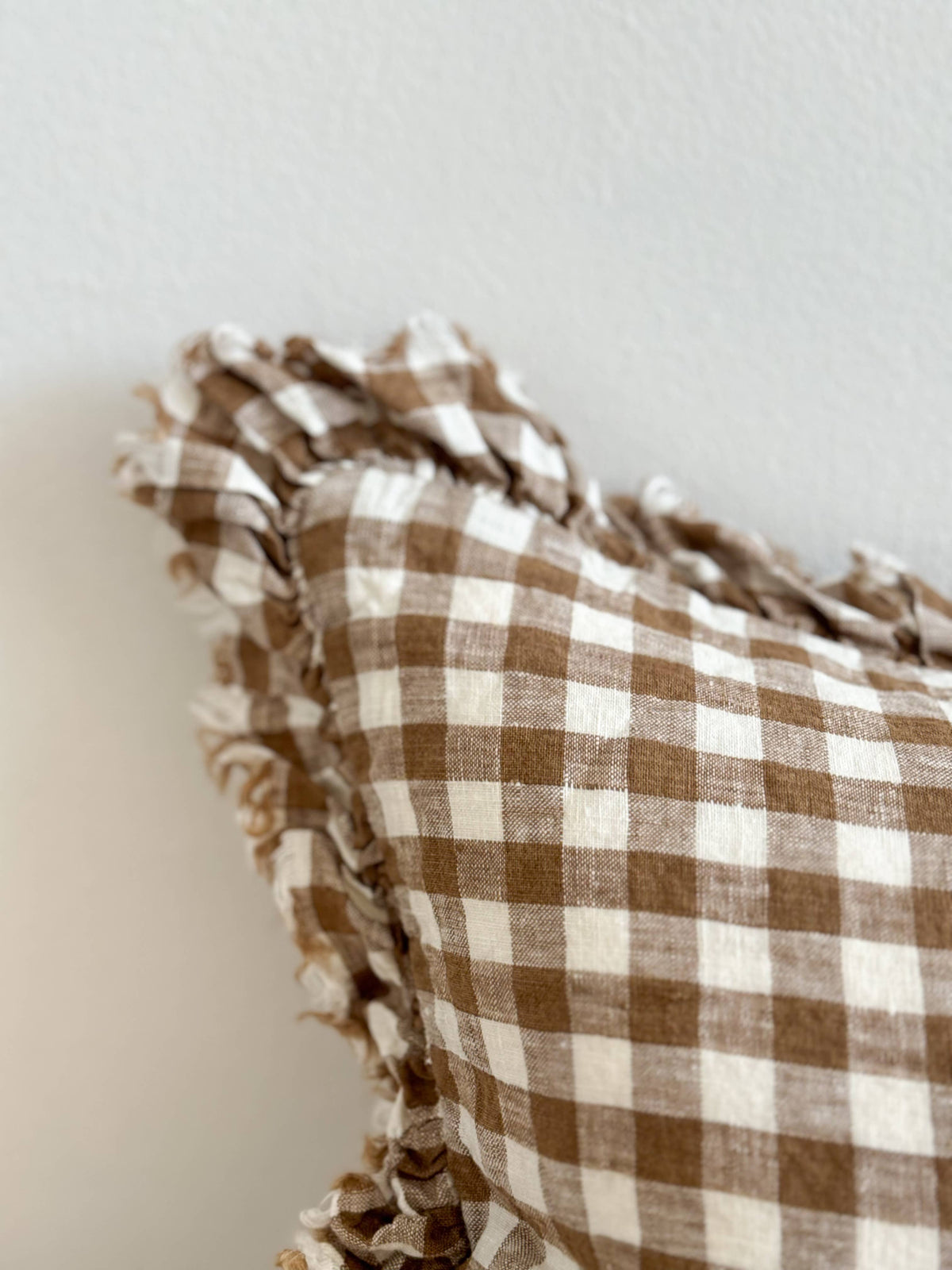 Housse de coussin en lin et volants vichy marron - 50x30 cm
