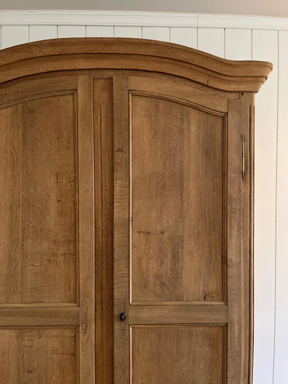 Armoire voûtée en chêne massif
