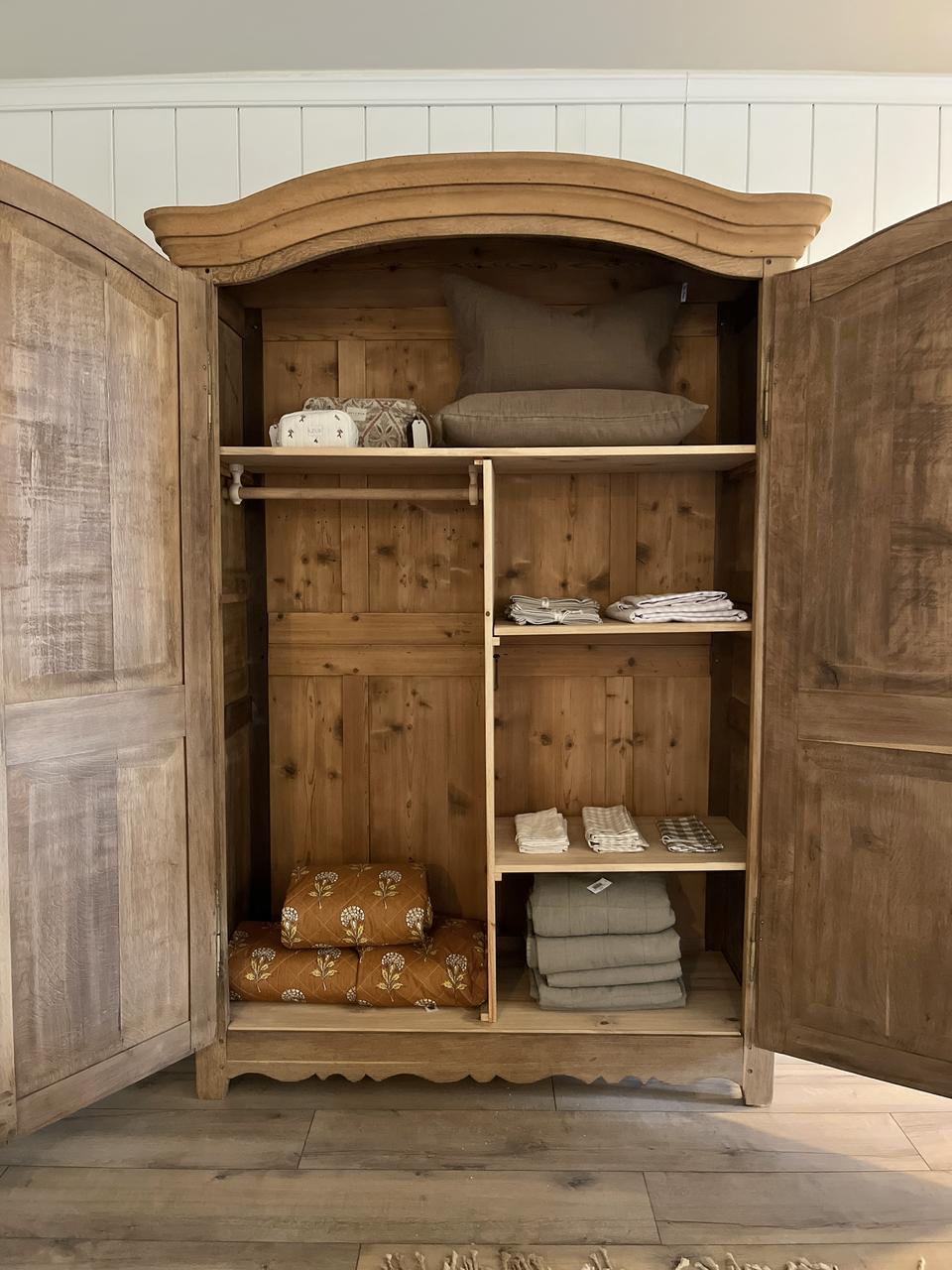 Armoire voûtée en chêne massif