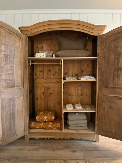 Armoire voûtée en chêne massif