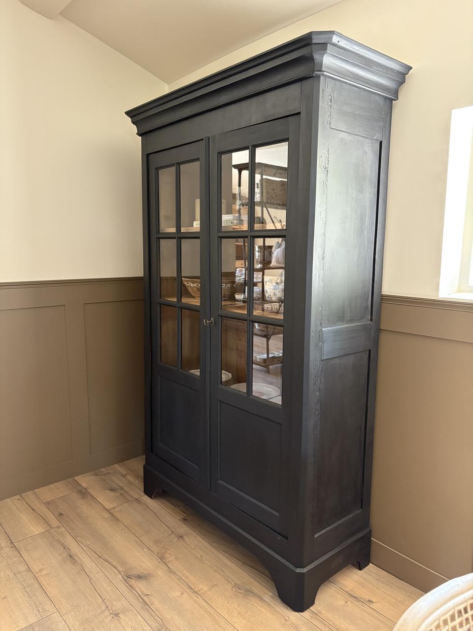 Vitrine en bois teintée noire