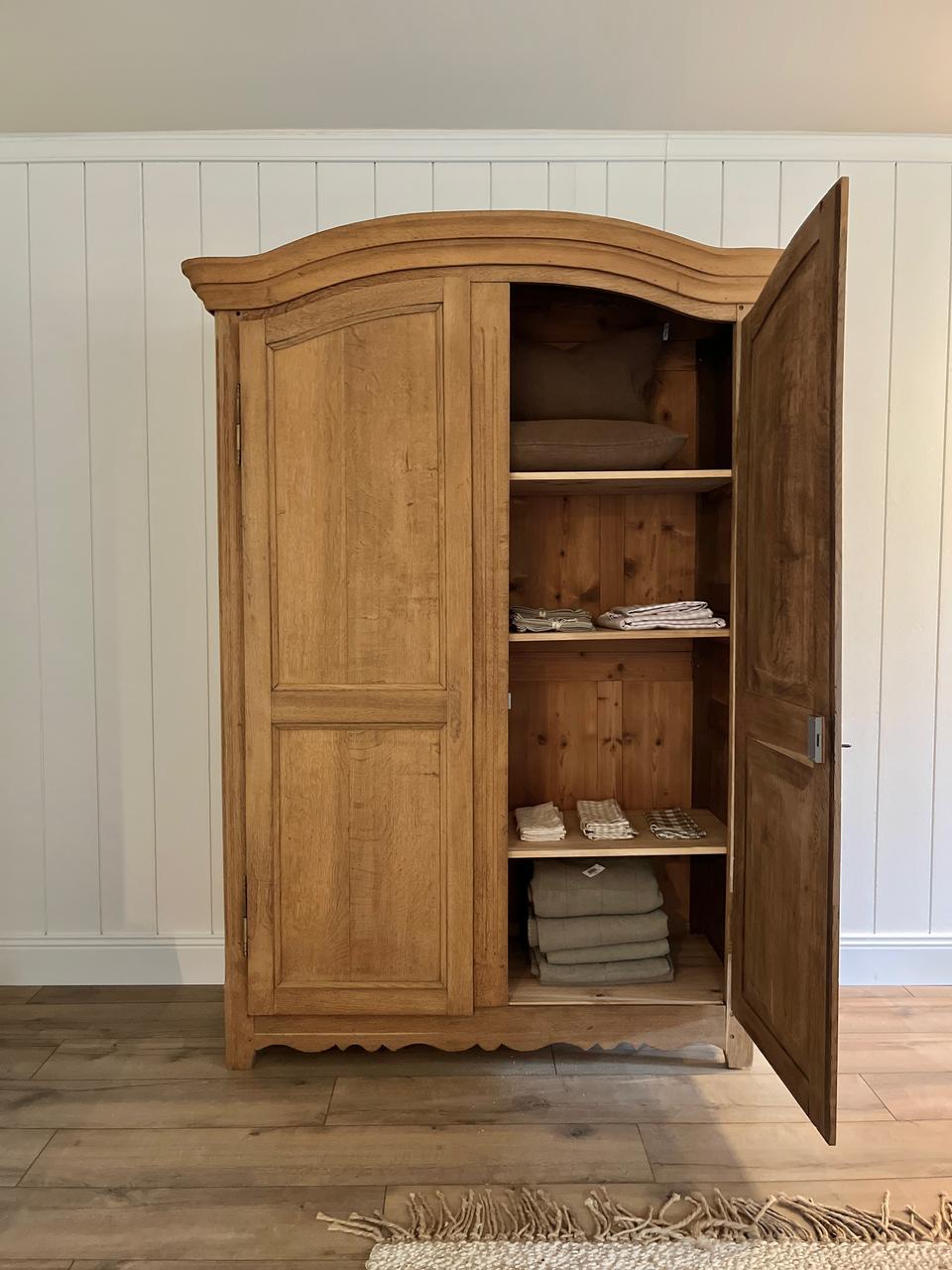 Armoire voûtée en chêne massif