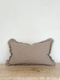 Coussin Ruffle en coton 50x30 — Rayure marron foncé