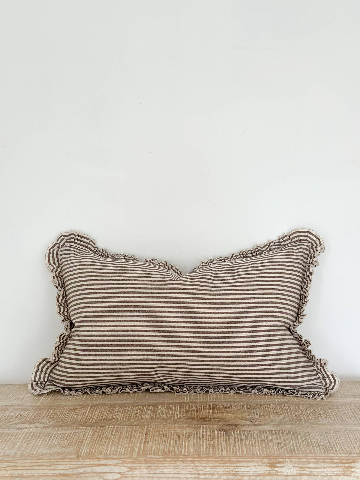 Coussin Ruffle en coton 50x30 — Rayure marron foncé