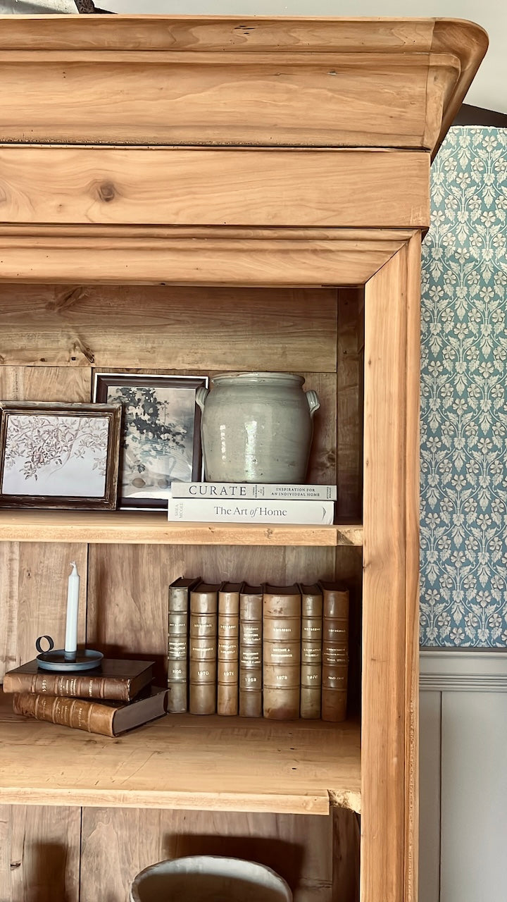 Grande armoire penderie en noyer