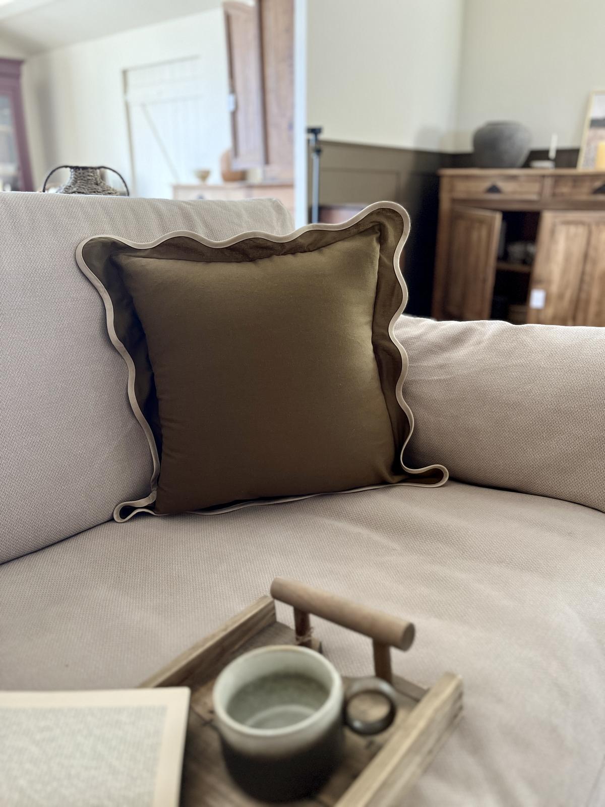 Coussin festonné kaki passepoil écru