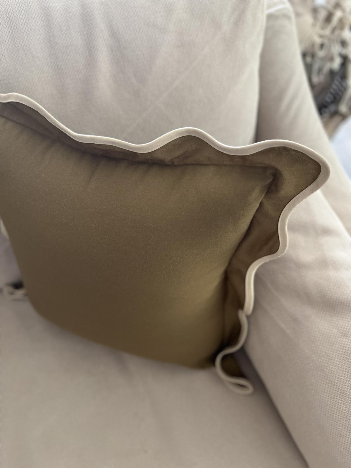 Coussin festonné kaki passepoil écru