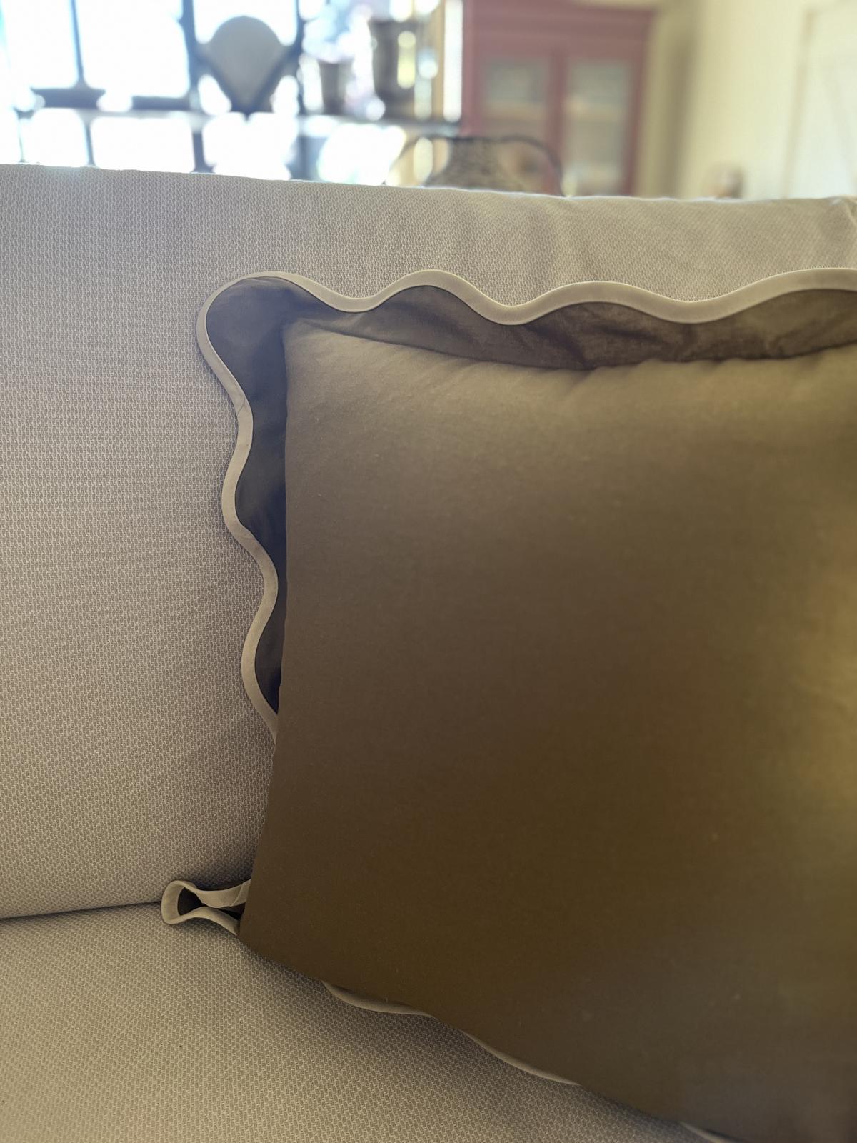 Coussin festonné kaki passepoil écru