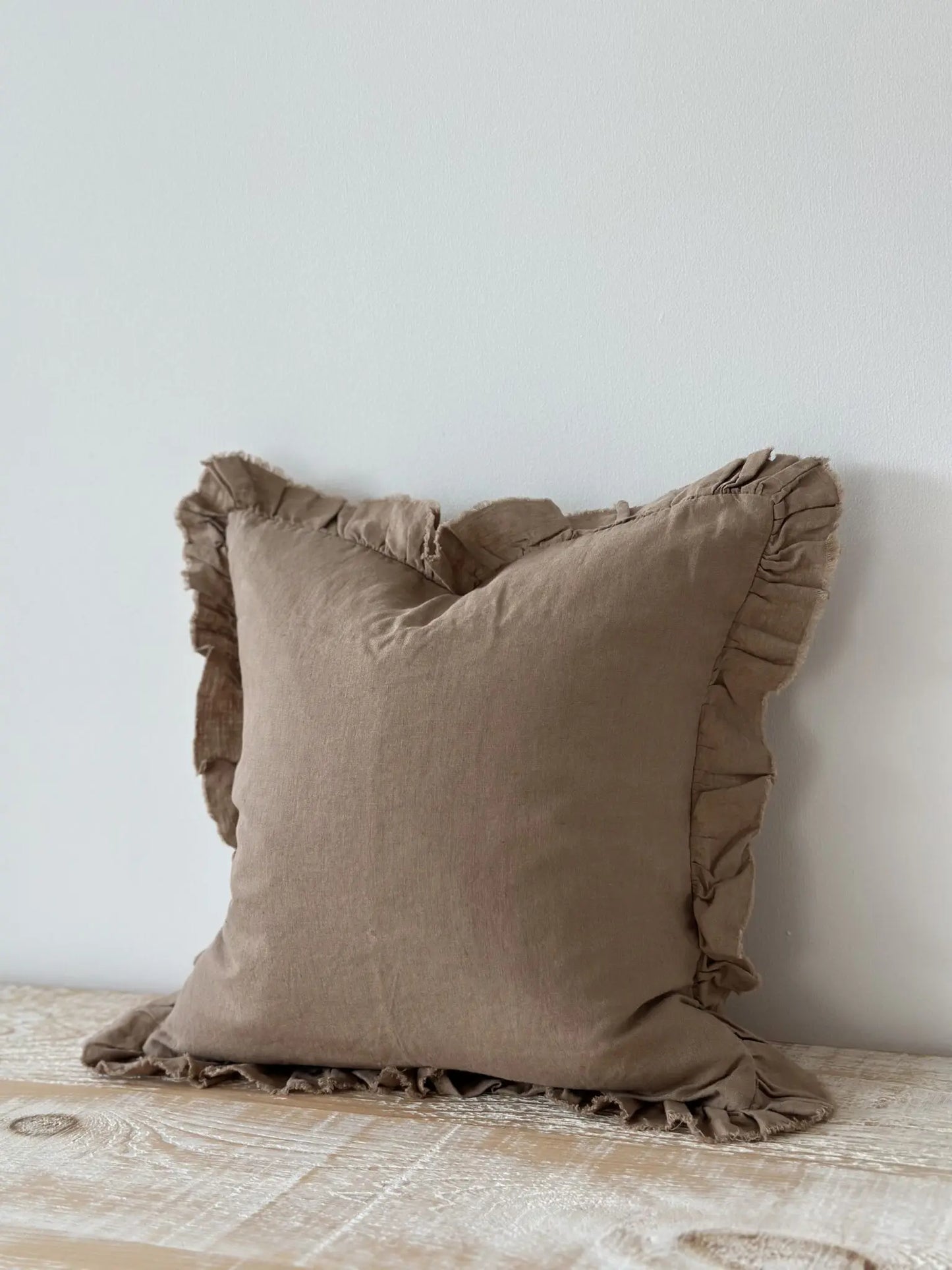 Housse de coussin en lin à volants — Marron clair