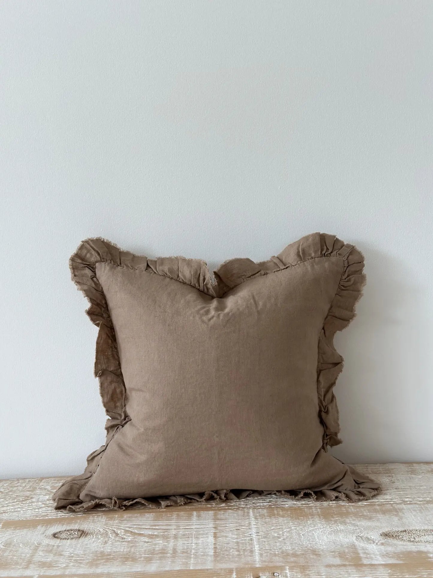 Housse de coussin en lin à volants — Marron clair