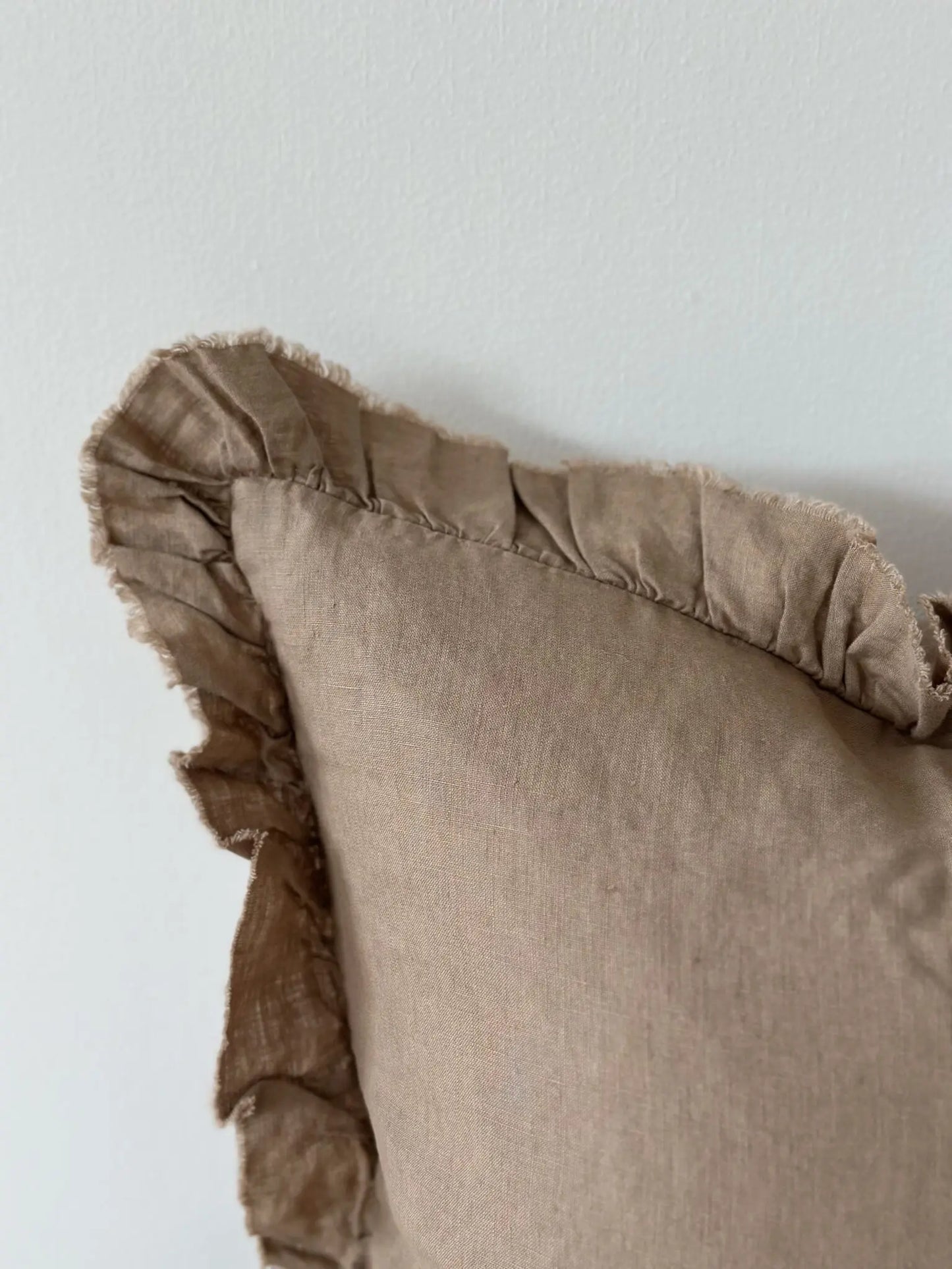 Housse de coussin en lin à volants — Marron clair