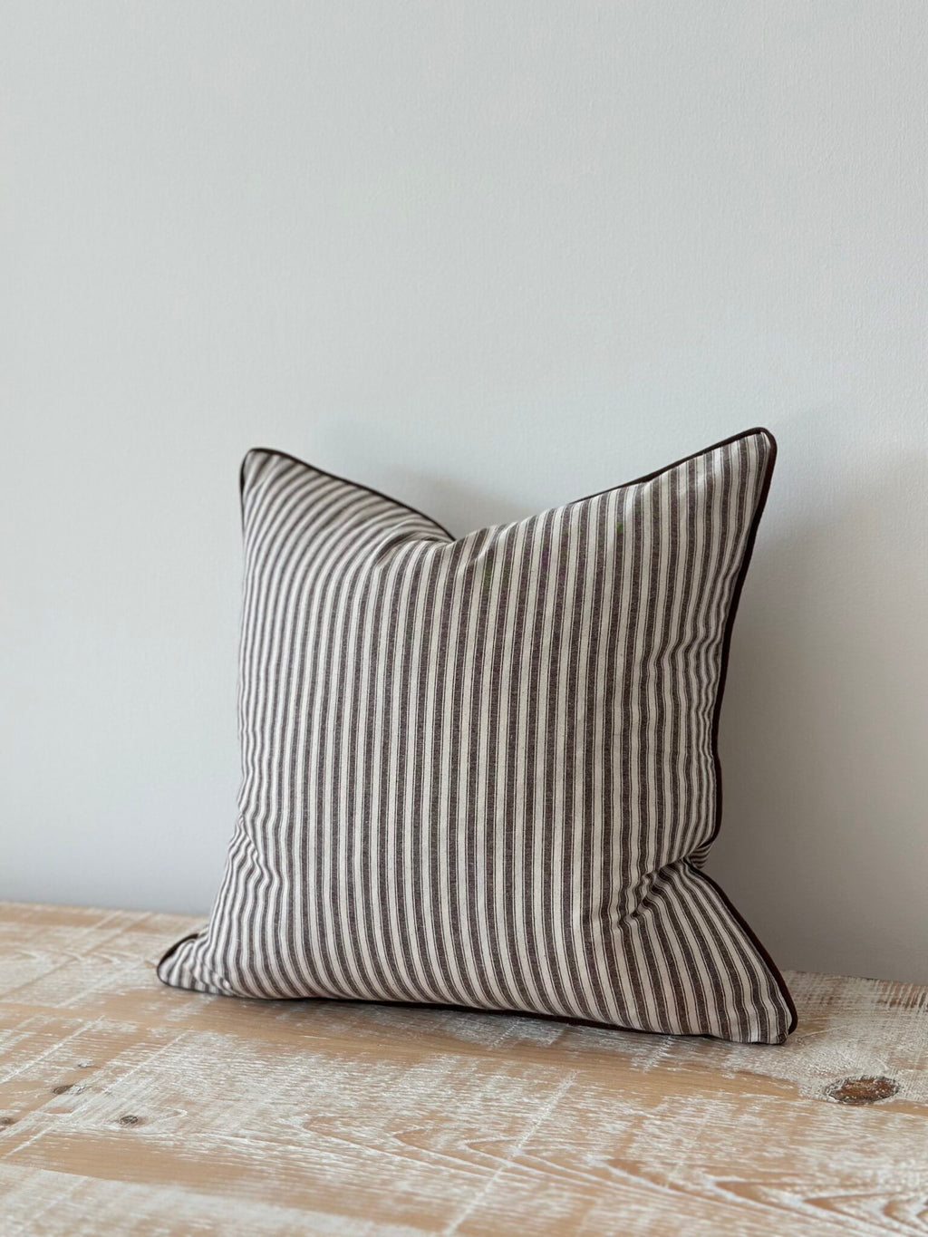 Housse de coussin Florence rayure marron foncé - 45x45cm