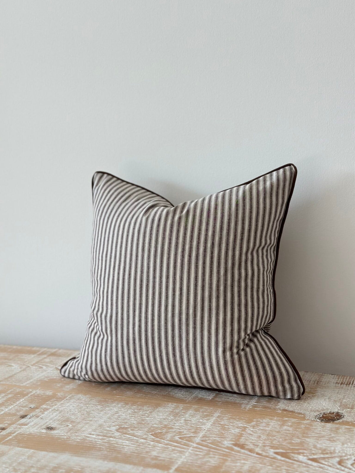 Housse de coussin Florence rayure marron foncé - 45x45cm