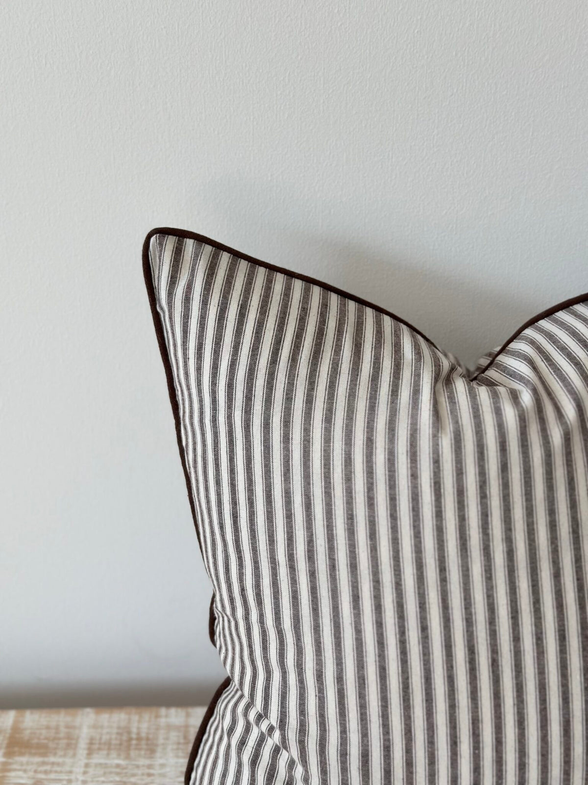 Housse de coussin Florence rayure marron foncé - 45x45cm