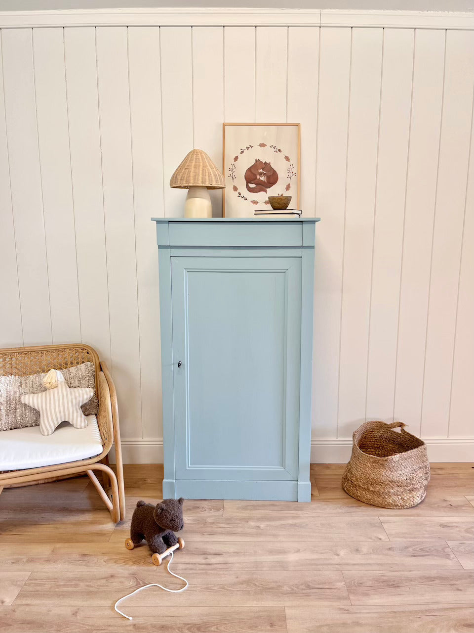 Bonnetière/armoire d’enfant - bleu vintage